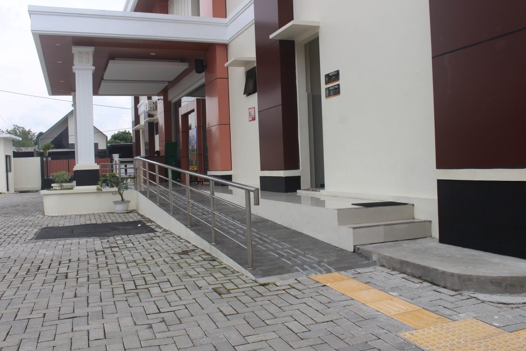 SELASAR KURSI RODA