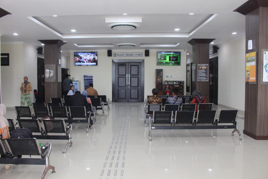 RUANG TUNGGU SIDANG